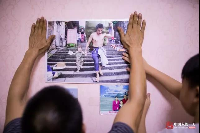 △2017年，父子俩一起将照片贴在卧室里，这也成了父子俩成长过程中最难忘的瞬间。