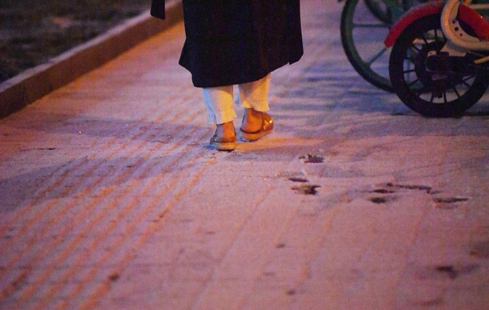 朝阳北路，一位市民穿着拖鞋跑出来赏雪。