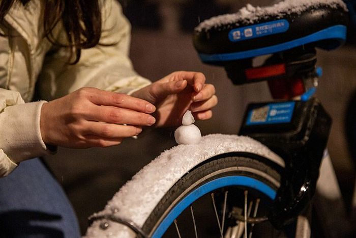 烟袋斜街，一位广东游客兴奋地堆了个小雪人。