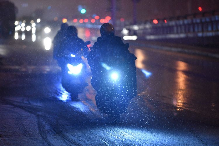 朝阳北路，骑车人冒雪前行。