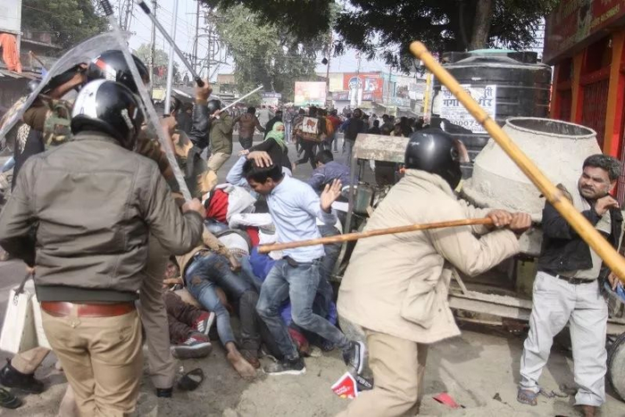 警察用木棍驱散示威者（图源：路透社）