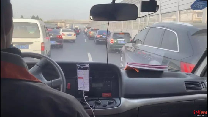  社会车辆45度让行