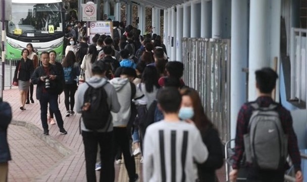  校方外聘校巴接载师生 图源：港媒