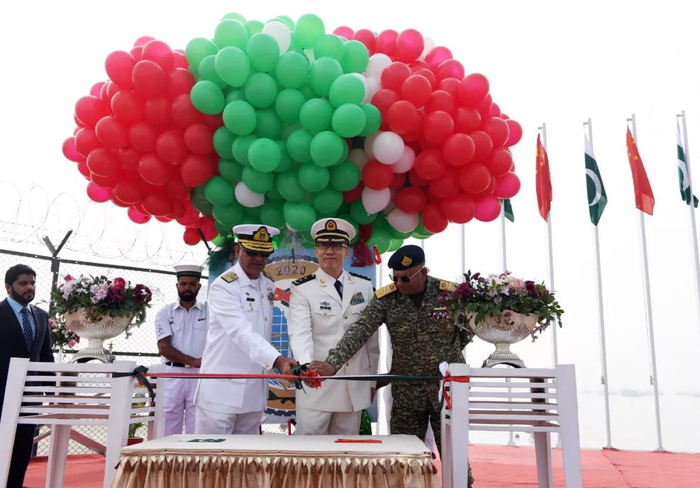  ▲开幕式上，“海洋卫士-2020”海上联演中巴双方总导演为开幕式剪彩。记者&nbsp;穆瑞林 摄