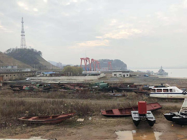  湖口县北门码头附近岸边停放着许多渔船。