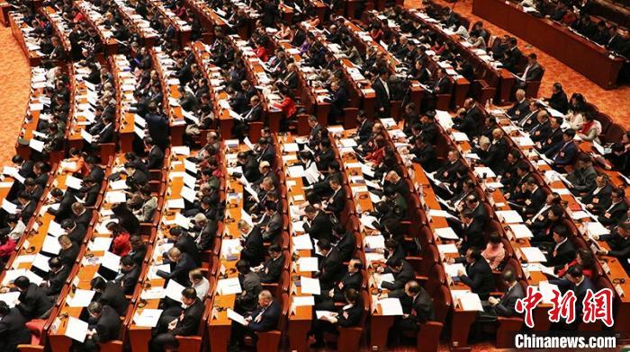 新疆维吾尔自治区政协十二届三次会议第一次全体会议。　王小军 摄