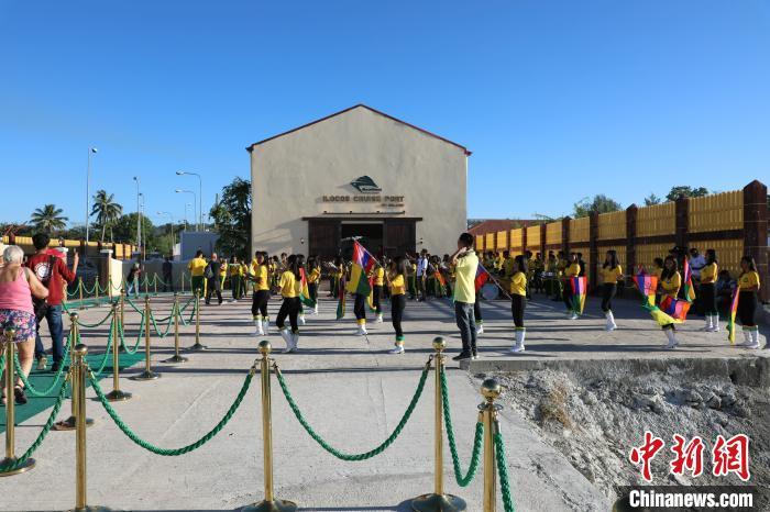 当地民众载歌载舞欢迎中国游客。　中国驻拉瓦格领事馆供图 摄