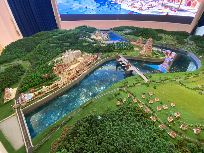 “浪漫地中海”项目整体规划沙盘。 澎湃新闻记者 唐莹莹  图