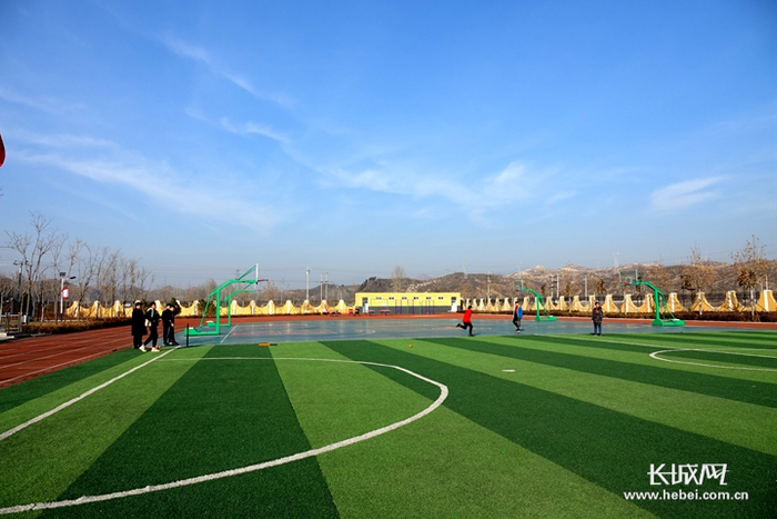 保定市阜平县王林口中心小学学生正在开展棒球课。长城新媒体记者 张晓明 摄