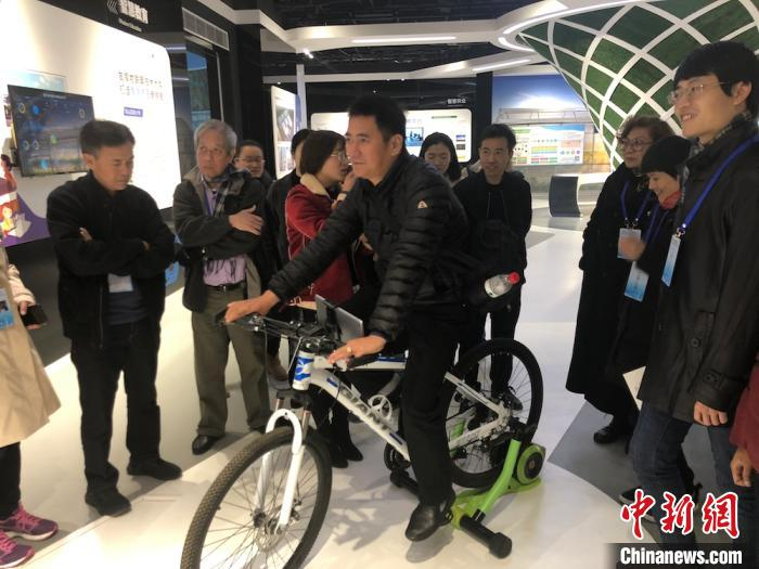 采访团成员“感知”智慧体育应用。　孙权 摄