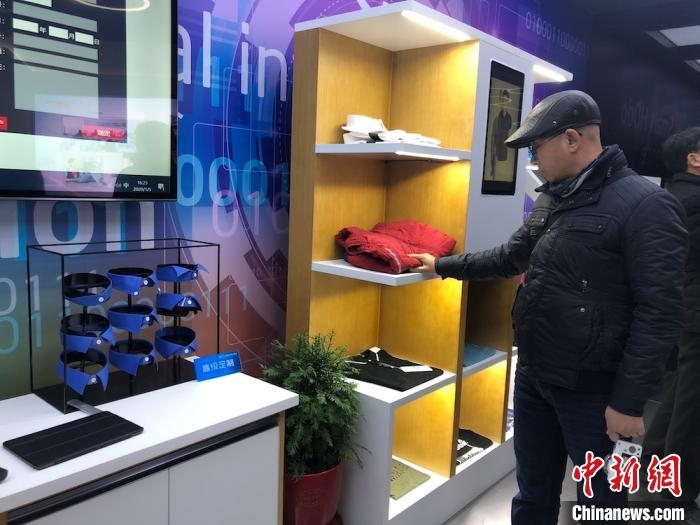 采访团成员参访无锡红豆集团。　孙权 摄