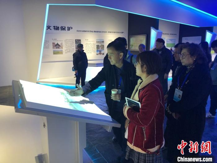 采访团成员在鸿山物联网小镇城市客厅体验万物互联。　孙权 摄