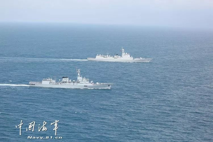  ▲11月22日，中巴两国海军开展联合演练。图为郑州舰和赛义夫舰开展编队运动演练。郭晨 摄