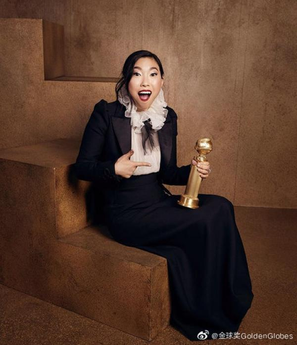 奥卡菲娜在媒体区拍摄金球奖官方照片