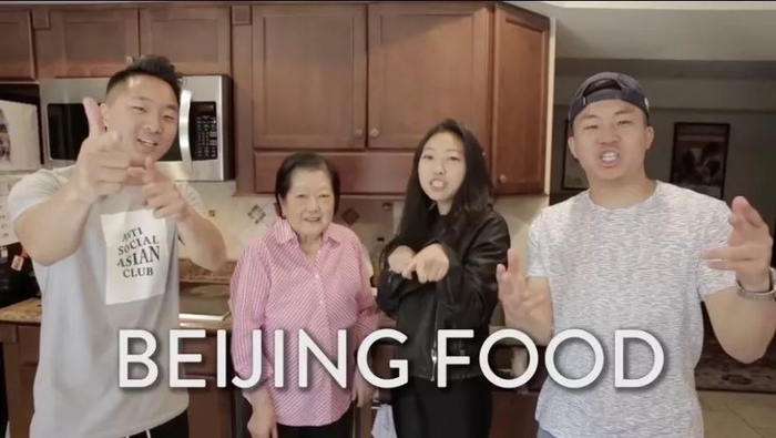  奥卡菲娜和她的奶奶（中间）。