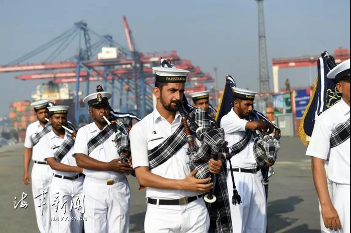 ▲当地时间1月4日，巴基斯坦海军官兵在卡拉奇港口欢迎中国军舰到港。记者 穆瑞林 摄