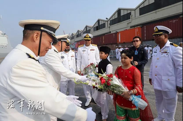  ▲巴基斯坦儿童向编队指挥员叶丹、赖铭河献花。