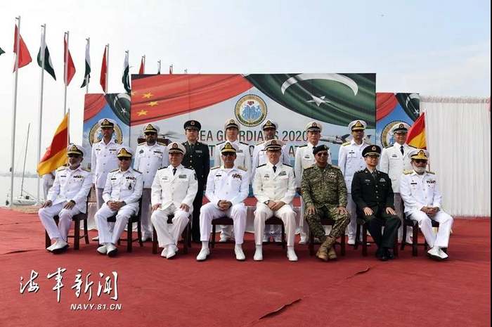▲开幕式上，“海洋卫士-2020”海上联演中巴双方联合指挥部成员合影。记者&nbsp;穆瑞林 摄