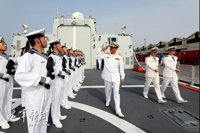 ▲联演巴方总导演、联合指挥部指挥员扎法尔·伊克巴尔准将登临银川舰并检阅仪仗队。