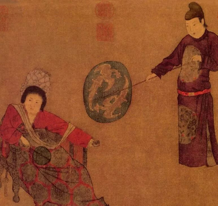 古装剧中皇帝早朝时身后为何总有两个大扇子，到底是干啥用的？|扇子|皇帝|帝王|仪仗|团扇_新浪新闻