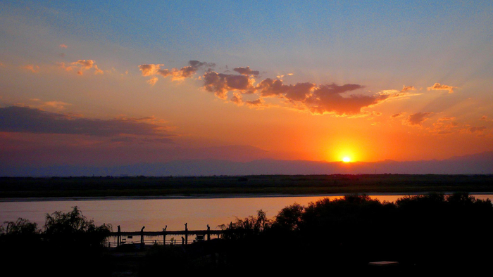 日落银川黄河岸边，展现壮美景象。宁夏新闻网记者　杜爱虹　摄