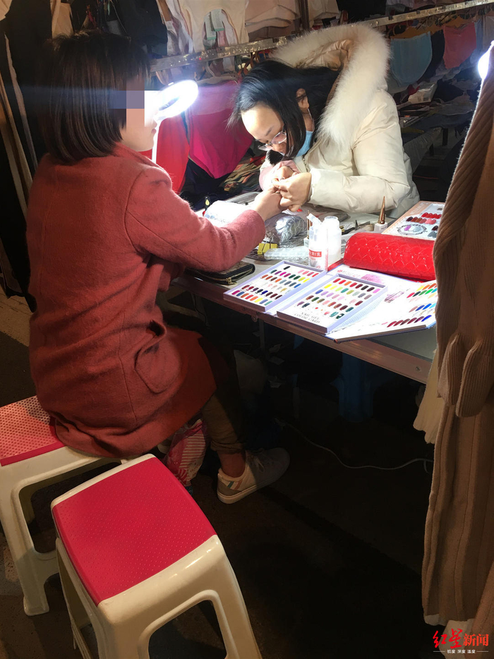  ▲罗某京在街头做美甲