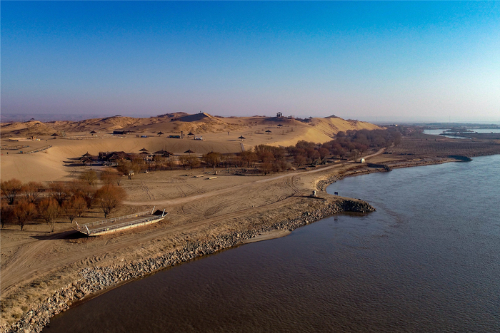 冬日的黄沙古渡一派苍茫。黄河、黄沙与蓝天交融，原生态的地形地貌让人感到另类的美。&nbsp;宁夏新闻网记者　祁瀛涛　王莹　杨泠然　摄
