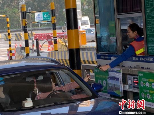 资料图：收费站工作人员在扫码收费。郭林燕 摄