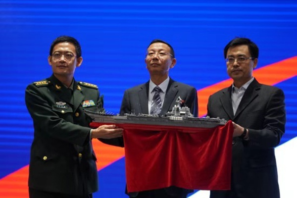 中船集团向军事博物馆捐赠山东舰文创产品：山东舰拼装模型