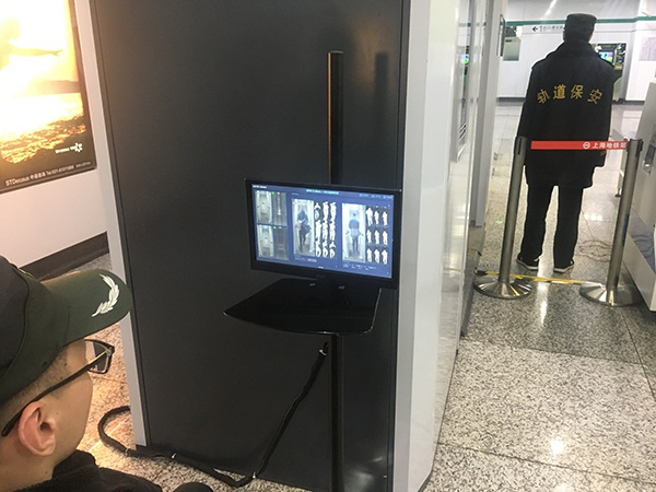 太赫兹人体安检仪以及监控显示屏。澎湃新闻记者 朱奕奕 图