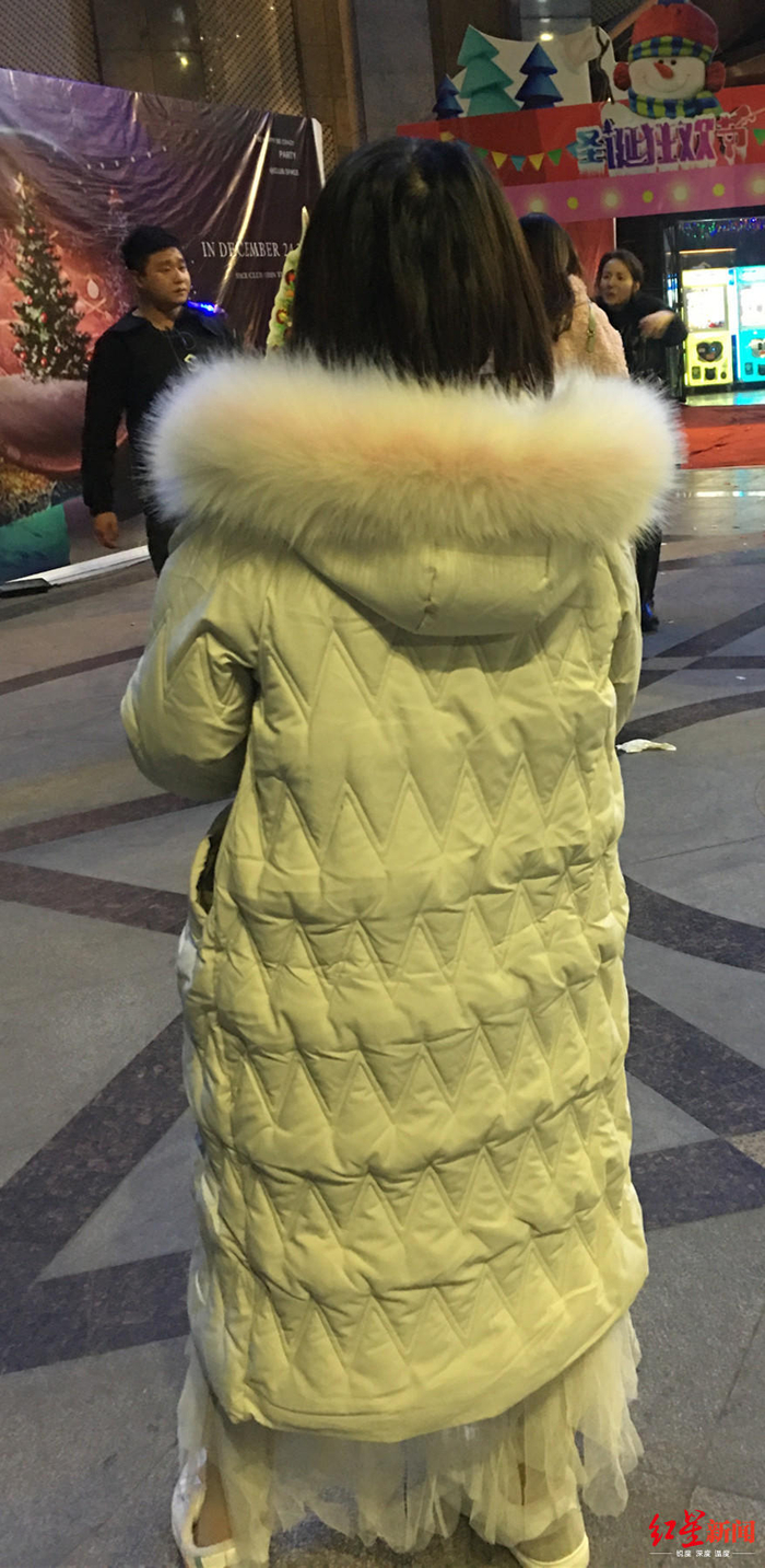  ▲罗某京在夜市买了新衣服后，将其穿上