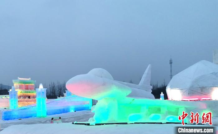雪雕大飞机。　赵桂华 摄