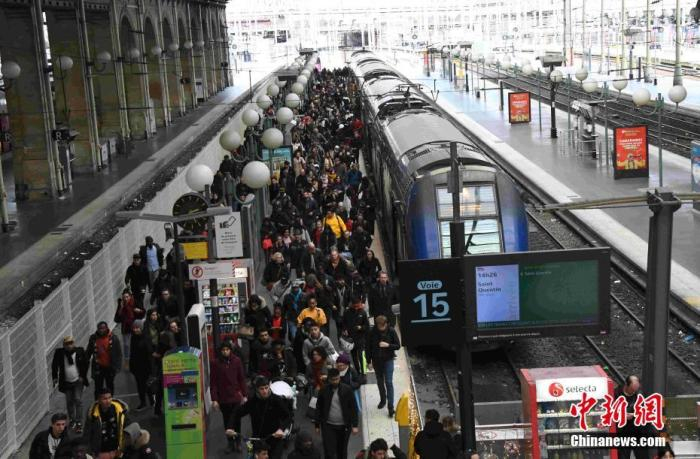 　　当地时间2019年12月22日，法国国家铁路公司（SNCF）在主要交通枢纽巴黎北站提供很有限的客运列车服务，大部分车次取消，多数站台不提供服务。仍在服务的列车上乘客爆满。 中新社记者 李洋 摄