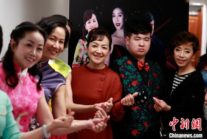 “小鹿纯子”及主创人员和观众合影留念。　汤彦俊 摄