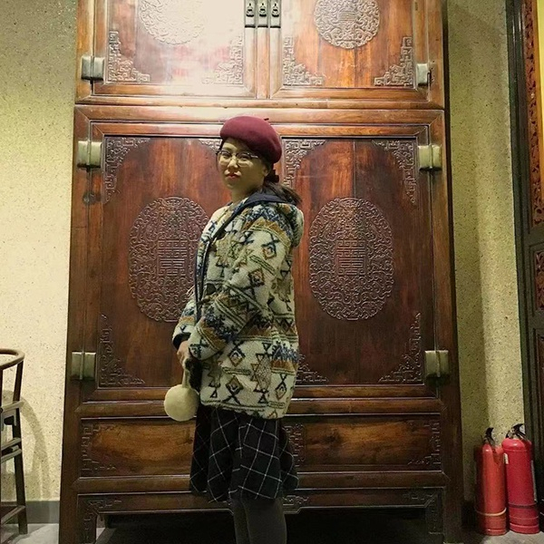  徐枣枣前几年的照片，她留着长发，穿裙子。