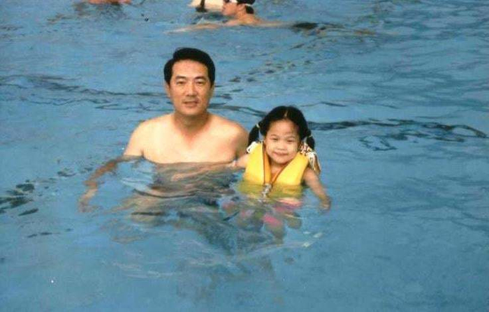 宋镇迈与父亲宋楚瑜早年合影。（图片来源：宋镇迈Facebook页面）