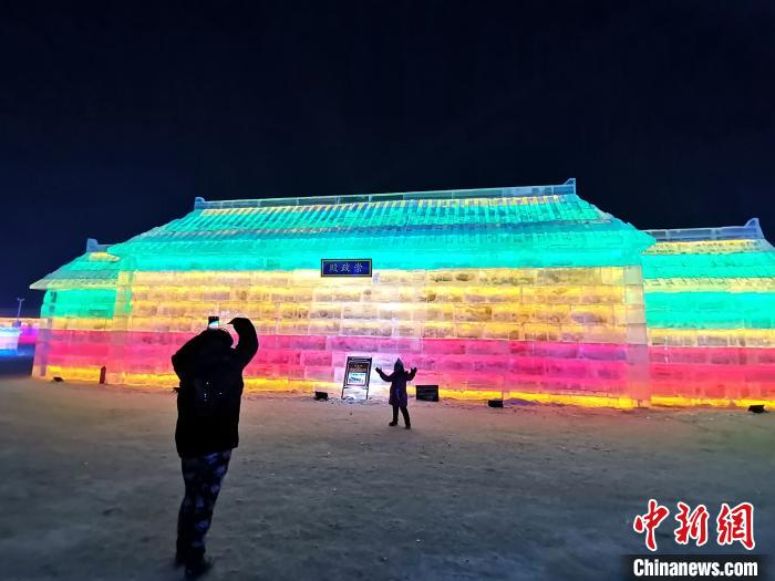 庄严的冰雕宫殿。　赵桂华 摄