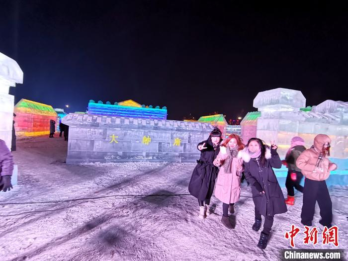 冰雕大帅府前留影。　赵桂华 摄