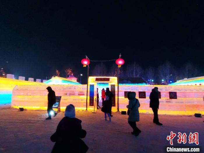 冰雕东北大院。　赵桂华 摄