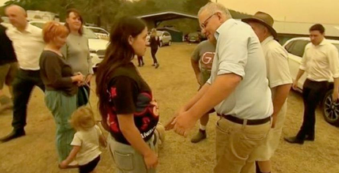  △图为莫里森看望受灾区民众握手被拒