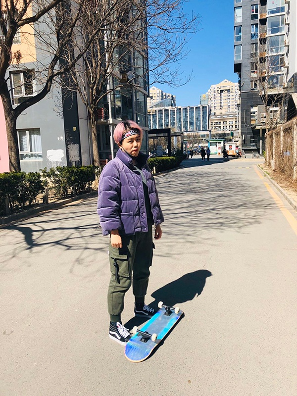  2018年以后，徐枣枣剪了干脆利落的短发，觉得这更符合自己的个性。