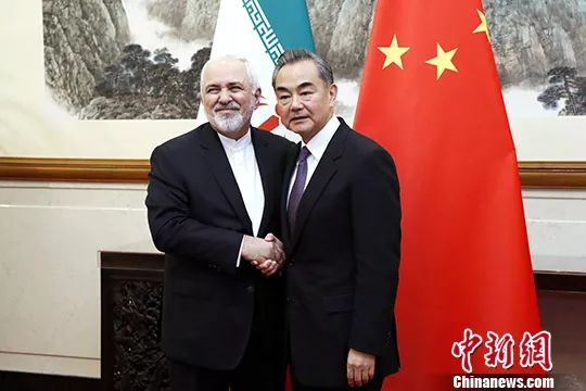2019年5月17日，中国国务委员兼外交部长王毅在北京会见伊朗外长扎里夫。中新社记者 韩海丹 摄