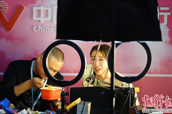 王小佳在“中国网红吉林行”现场带货。