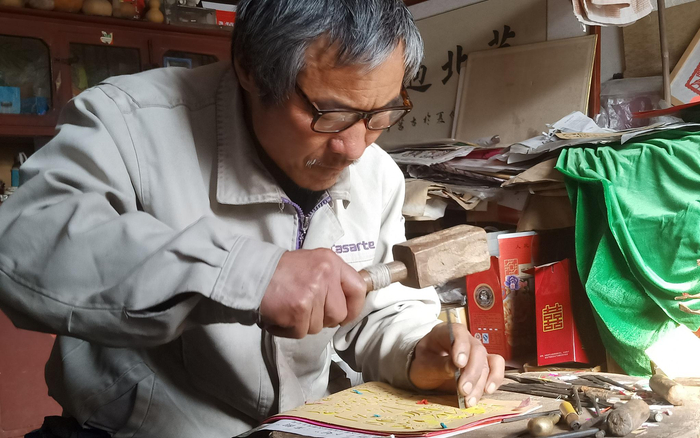 用木墩木棰手工制作过门笺。于鸿运 摄