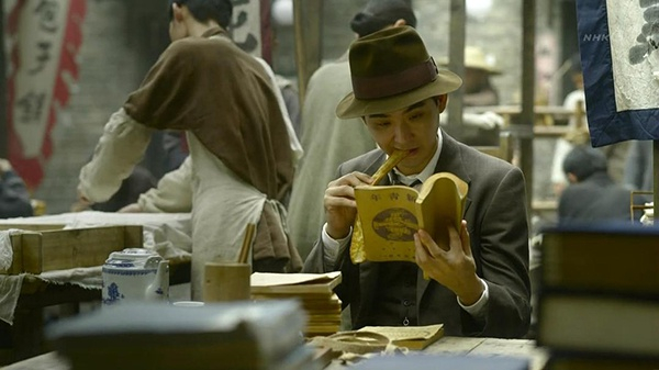 片中，芥川在早餐摊上阅读《新青年》