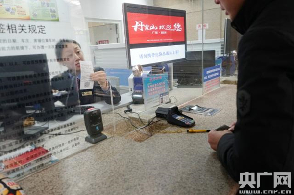 旅客在售票窗口购买电子客票（央广网记者 王晶 摄）