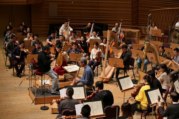 两位日本演奏家和上海交响乐团彩排