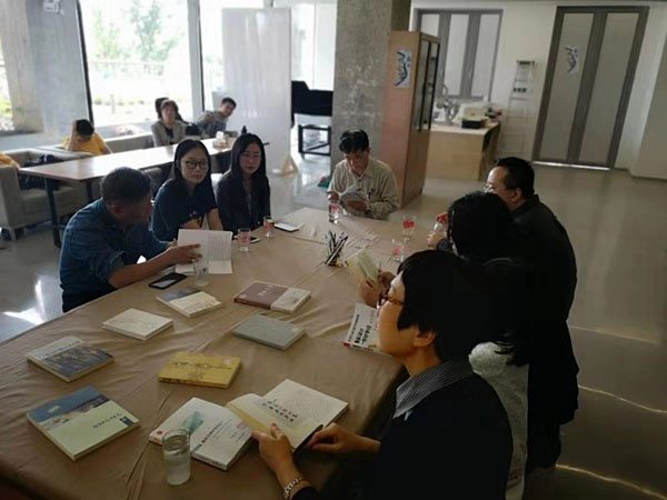 与会者进入茶话区。杨浦七梦志愿者 郁瑾 图