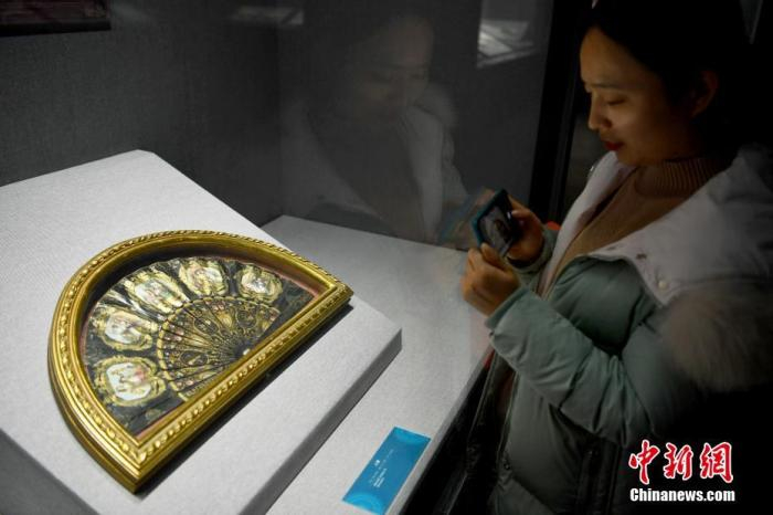 图为一位市民参观展览（中新社记者 翟羽佳 摄）