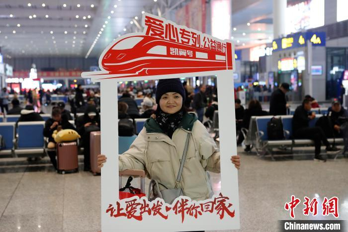 旅客在铁路上海虹桥站合影留念。　殷立勤 摄